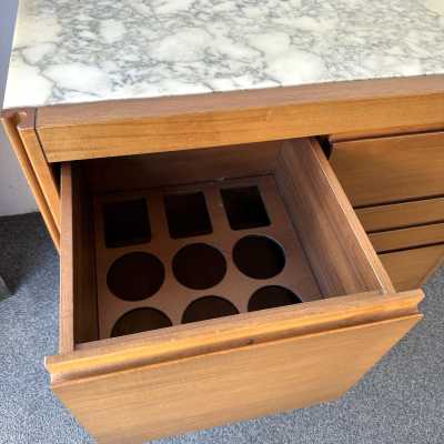 Meuble chariot de bar sec en bois et plateau en marbre du designer italien Angelo Mangiarotti pour Molteni, le bar est monté sur roulettes. Des créations célèbres comme Mario Sabot, Willy Rizzo, Maison Jansen, Hollywood Regency, Gio Ponti, Gianfranco Frattini, Cassina, Osvaldo Borsani, Joe Colombo, Vico Magistretti, Ico Luisa Parisi, Mario Bellini, Tito Agnoli, Afra Tobia Carlo Scarpa, Luciano Frigerio, Sporiti, Marco Zanuso, Giulio Moscatelli, Formanova.