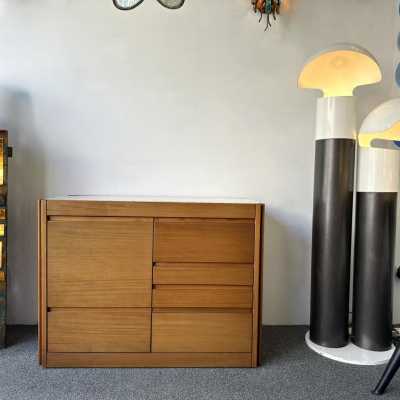 Meuble chariot de bar sec en bois et plateau en marbre du designer italien Angelo Mangiarotti pour Molteni, le bar est monté sur roulettes. Des créations célèbres comme Mario Sabot, Willy Rizzo, Maison Jansen, Hollywood Regency, Gio Ponti, Gianfranco Frattini, Cassina, Osvaldo Borsani, Joe Colombo, Vico Magistretti, Ico Luisa Parisi, Mario Bellini, Tito Agnoli, Afra Tobia Carlo Scarpa, Luciano Frigerio, Sporiti, Marco Zanuso, Giulio Moscatelli, Formanova.