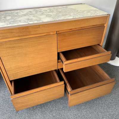 Meuble chariot de bar sec en bois et plateau en marbre du designer italien Angelo Mangiarotti pour Molteni, le bar est monté sur roulettes. Des créations célèbres comme Mario Sabot, Willy Rizzo, Maison Jansen, Hollywood Regency, Gio Ponti, Gianfranco Frattini, Cassina, Osvaldo Borsani, Joe Colombo, Vico Magistretti, Ico Luisa Parisi, Mario Bellini, Tito Agnoli, Afra Tobia Carlo Scarpa, Luciano Frigerio, Sporiti, Marco Zanuso, Giulio Moscatelli, Formanova.