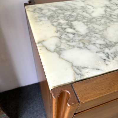 Meuble chariot de bar sec en bois et plateau en marbre du designer italien Angelo Mangiarotti pour Molteni, le bar est monté sur roulettes. Des créations célèbres comme Mario Sabot, Willy Rizzo, Maison Jansen, Hollywood Regency, Gio Ponti, Gianfranco Frattini, Cassina, Osvaldo Borsani, Joe Colombo, Vico Magistretti, Ico Luisa Parisi, Mario Bellini, Tito Agnoli, Afra Tobia Carlo Scarpa, Luciano Frigerio, Sporiti, Marco Zanuso, Giulio Moscatelli, Formanova.