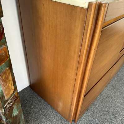Meuble chariot de bar sec en bois et plateau en marbre du designer italien Angelo Mangiarotti pour Molteni, le bar est monté sur roulettes. Des créations célèbres comme Mario Sabot, Willy Rizzo, Maison Jansen, Hollywood Regency, Gio Ponti, Gianfranco Frattini, Cassina, Osvaldo Borsani, Joe Colombo, Vico Magistretti, Ico Luisa Parisi, Mario Bellini, Tito Agnoli, Afra Tobia Carlo Scarpa, Luciano Frigerio, Sporiti, Marco Zanuso, Giulio Moscatelli, Formanova.