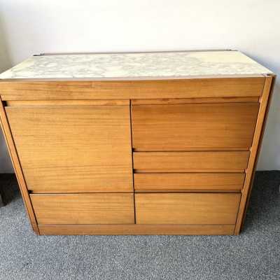 Meuble chariot de bar sec en bois et plateau en marbre du designer italien Angelo Mangiarotti pour Molteni, le bar est monté sur roulettes. Des créations célèbres comme Mario Sabot, Willy Rizzo, Maison Jansen, Hollywood Regency, Gio Ponti, Gianfranco Frattini, Cassina, Osvaldo Borsani, Joe Colombo, Vico Magistretti, Ico Luisa Parisi, Mario Bellini, Tito Agnoli, Afra Tobia Carlo Scarpa, Luciano Frigerio, Sporiti, Marco Zanuso, Giulio Moscatelli, Formanova.