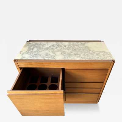 Meuble chariot de bar sec en bois et plateau en marbre du designer italien Angelo Mangiarotti pour Molteni, le bar est monté sur roulettes. Des créations célèbres comme Mario Sabot, Willy Rizzo, Maison Jansen, Hollywood Regency, Gio Ponti, Gianfranco Frattini, Cassina, Osvaldo Borsani, Joe Colombo, Vico Magistretti, Ico Luisa Parisi, Mario Bellini, Tito Agnoli, Afra Tobia Carlo Scarpa, Luciano Frigerio, Sporiti, Marco Zanuso, Giulio Moscatelli, Formanova.