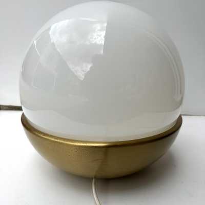 Mid-Century Modern Space Age table or bedside lamp, white opaline Murano glass and brass. In the mood for Italian design like Toni Zuccheri for VeArt, Venini, Vistosi, La Murrina, Aldo Carlo Nason for Mazzega, Stilnovo, Joe Colombo, Arteluce, Arredoluce, Lumi, Luci, Rggiani, Sciolari, Werner Pantone, Luigi Colani, Raak, Angelo Lelii, Angelo Brotto, Esperia, Francesco Bocola, Superstudio, Enrico Tronconi, Mario Bellini, Harvey Guzzini, Luigi Massoni, Martinelli, Pierre Cardin, Fabio Lenci, Gio