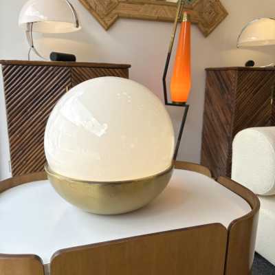 Mid-Century Modern Space Age table or bedside lamp, white opaline Murano glass and brass. In the mood for Italian design like Toni Zuccheri for VeArt, Venini, Vistosi, La Murrina, Aldo Carlo Nason for Mazzega, Stilnovo, Joe Colombo, Arteluce, Arredoluce, Lumi, Luci, Rggiani, Sciolari, Werner Pantone, Luigi Colani, Raak, Angelo Lelii, Angelo Brotto, Esperia, Francesco Bocola, Superstudio, Enrico Tronconi, Mario Bellini, Harvey Guzzini, Luigi Massoni, Martinelli, Pierre Cardin, Fabio Lenci, Gio
