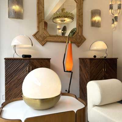 Mid-Century Modern Space Age table or bedside lamp, white opaline Murano glass and brass. In the mood for Italian design like Toni Zuccheri for VeArt, Venini, Vistosi, La Murrina, Aldo Carlo Nason for Mazzega, Stilnovo, Joe Colombo, Arteluce, Arredoluce, Lumi, Luci, Rggiani, Sciolari, Werner Pantone, Luigi Colani, Raak, Angelo Lelii, Angelo Brotto, Esperia, Francesco Bocola, Superstudio, Enrico Tronconi, Mario Bellini, Harvey Guzzini, Luigi Massoni, Martinelli, Pierre Cardin, Fabio Lenci, Gio