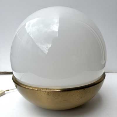 Mid-Century Modern Space Age table or bedside lamp, white opaline Murano glass and brass. In the mood for Italian design like Toni Zuccheri for VeArt, Venini, Vistosi, La Murrina, Aldo Carlo Nason for Mazzega, Stilnovo, Joe Colombo, Arteluce, Arredoluce, Lumi, Luci, Rggiani, Sciolari, Werner Pantone, Luigi Colani, Raak, Angelo Lelii, Angelo Brotto, Esperia, Francesco Bocola, Superstudio, Enrico Tronconi, Mario Bellini, Harvey Guzzini, Luigi Massoni, Martinelli, Pierre Cardin, Fabio Lenci, Gio