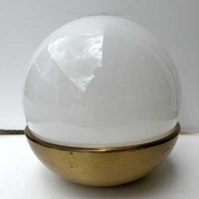 Mid-Century Modern Space Age table or bedside lamp, white opaline Murano glass and brass. In the mood for Italian design like Toni Zuccheri for VeArt, Venini, Vistosi, La Murrina, Aldo Carlo Nason for Mazzega, Stilnovo, Joe Colombo, Arteluce, Arredoluce, Lumi, Luci, Rggiani, Sciolari, Werner Pantone, Luigi Colani, Raak, Angelo Lelii, Angelo Brotto, Esperia, Francesco Bocola, Superstudio, Enrico Tronconi, Mario Bellini, Harvey Guzzini, Luigi Massoni, Martinelli, Pierre Cardin, Fabio Lenci, Gio