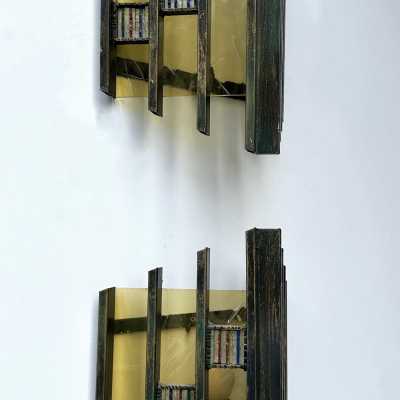 Pair of mid-century modern wall sconces in hammered glass, yellow glass and iron, with a gold and copper patina. They are in the brutalist style, the work of the Italian manufacturer Biancardi Jordan Arte of Verona, a competitor of Lombardy and Poliarte in the 1970s. Famous designers, such as Carlo Aldo Nason for Mazzega Murano, Venini, Vistosi, La Murrina, Esperia and Angelo Brotto.