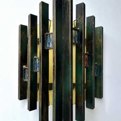 Pair of mid-century modern wall sconces in hammered glass, yellow glass and iron, with a gold and copper patina. They are in the brutalist style, the work of the Italian manufacturer Biancardi Jordan Arte of Verona, a competitor of Lombardy and Poliarte in the 1970s. Famous designers, such as Carlo Aldo Nason for Mazzega Murano, Venini, Vistosi, La Murrina, Esperia and Angelo Brotto.