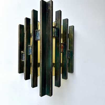 Pair of mid-century modern wall sconces in hammered glass, yellow glass and iron, with a gold and copper patina. They are in the brutalist style, the work of the Italian manufacturer Biancardi Jordan Arte of Verona, a competitor of Lombardy and Poliarte in the 1970s. Famous designers, such as Carlo Aldo Nason for Mazzega Murano, Venini, Vistosi, La Murrina, Esperia and Angelo Brotto.