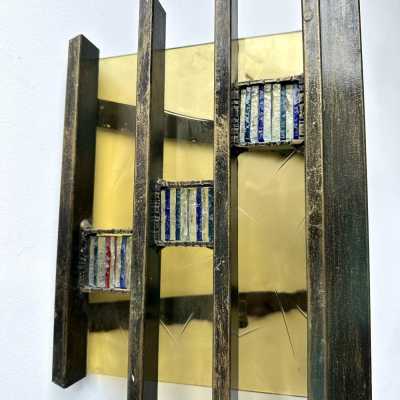 Pair of mid-century modern wall sconces in hammered glass, yellow glass and iron, with a gold and copper patina. They are in the brutalist style, the work of the Italian manufacturer Biancardi Jordan Arte of Verona, a competitor of Lombardy and Poliarte in the 1970s. Famous designers, such as Carlo Aldo Nason for Mazzega Murano, Venini, Vistosi, La Murrina, Esperia and Angelo Brotto.