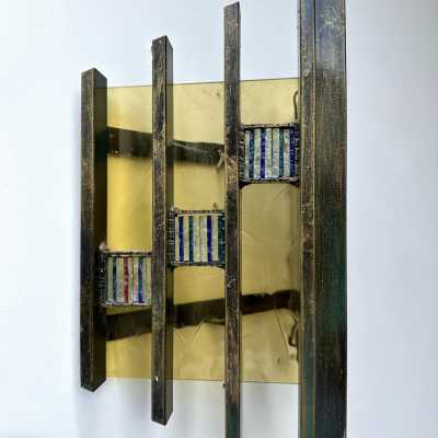 Pair of mid-century modern wall sconces in hammered glass, yellow glass and iron, with a gold and copper patina. They are in the brutalist style, the work of the Italian manufacturer Biancardi Jordan Arte of Verona, a competitor of Lombardy and Poliarte in the 1970s. Famous designers, such as Carlo Aldo Nason for Mazzega Murano, Venini, Vistosi, La Murrina, Esperia and Angelo Brotto.