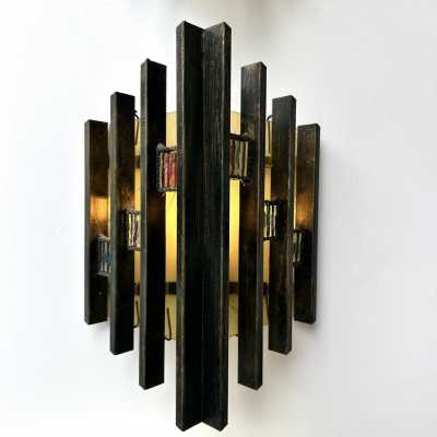 Pair of mid-century modern wall sconces in hammered glass, yellow glass and iron, with a gold and copper patina. They are in the brutalist style, the work of the Italian manufacturer Biancardi Jordan Arte of Verona, a competitor of Lombardy and Poliarte in the 1970s. Famous designers, such as Carlo Aldo Nason for Mazzega Murano, Venini, Vistosi, La Murrina, Esperia and Angelo Brotto.