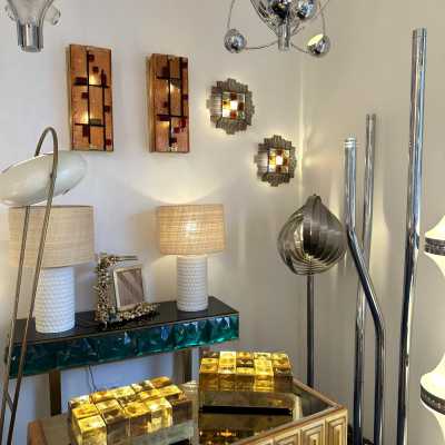 Pair of Mid-Century Modern wall sconces in hammered glass and wrought iron, golden patina, from the Biancardi Jordan factory in Verona in a brutalist style, competitor of Longobard Arte and Poliarte in the 1970s. Famous design like Carlo Aldo Nason for Mazzega Murano, Venini, Vistosi, La Murrina, Esperia, Angelo Brotto.
