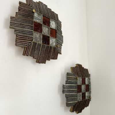 Pair of Mid-Century Modern wall sconces in hammered glass and wrought iron, golden patina, from the Biancardi Jordan factory in Verona in a brutalist style, competitor of Longobard Arte and Poliarte in the 1970s. Famous design like Carlo Aldo Nason for Mazzega Murano, Venini, Vistosi, La Murrina, Esperia, Angelo Brotto.