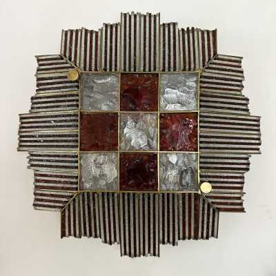 Pair of Mid-Century Modern wall sconces in hammered glass and wrought iron, golden patina, from the Biancardi Jordan factory in Verona in a brutalist style, competitor of Longobard Arte and Poliarte in the 1970s. Famous design like Carlo Aldo Nason for Mazzega Murano, Venini, Vistosi, La Murrina, Esperia, Angelo Brotto.