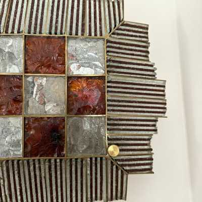 Pair of Mid-Century Modern wall sconces in hammered glass and wrought iron, golden patina, from the Biancardi Jordan factory in Verona in a brutalist style, competitor of Longobard Arte and Poliarte in the 1970s. Famous design like Carlo Aldo Nason for Mazzega Murano, Venini, Vistosi, La Murrina, Esperia, Angelo Brotto.