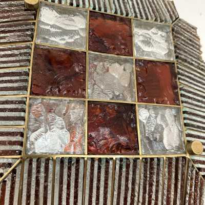 Pair of Mid-Century Modern wall sconces in hammered glass and wrought iron, golden patina, from the Biancardi Jordan factory in Verona in a brutalist style, competitor of Longobard Arte and Poliarte in the 1970s. Famous design like Carlo Aldo Nason for Mazzega Murano, Venini, Vistosi, La Murrina, Esperia, Angelo Brotto.