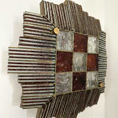Pair of Mid-Century Modern wall sconces in hammered glass and wrought iron, golden patina, from the Biancardi Jordan factory in Verona in a brutalist style, competitor of Longobard Arte and Poliarte in the 1970s. Famous design like Carlo Aldo Nason for Mazzega Murano, Venini, Vistosi, La Murrina, Esperia, Angelo Brotto.