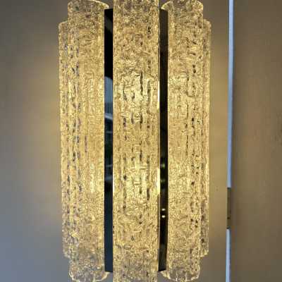 Paire d'appliques murales en métal chromé et tube de verre texturé du milieu du siècle moderne de la manufacture allemande Doria Leuchten. Dans l'ambiance du design italien Venini, La Murrina, Seguso, Carlo Aldo Nason, Poliarte, Esperia, Angelo Brotto, Stilnovo, Arteluce, Arredoluce, Artemide, Pierre Cardin, Lumi, Luci, Raak, Angelo Lelii, Francesco Bocola, Superstudio, Enrico Tronconi, Mario Bellini, Harvey Guzzini, Luigi Massoni, Martinelli, Fabio Lenci, Gio Ponti.