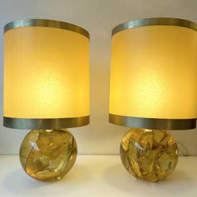 Pair of yellow fractal resin table or bedside lamps, Mid-Century Modern Space Age style, beautiful original shades with brass circle, from the 1970s by the artist François Godebski. Famous designers such as Pierre Giraudon, Marie Claude Fouquières.