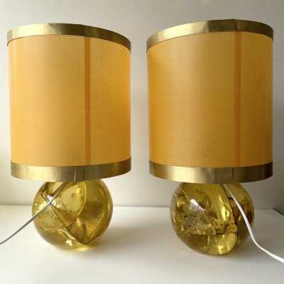Pair of yellow fractal resin table or bedside lamps, Mid-Century Modern Space Age style, beautiful original shades with brass circle, from the 1970s by the artist François Godebski. Famous designers such as Pierre Giraudon, Marie Claude Fouquières.
