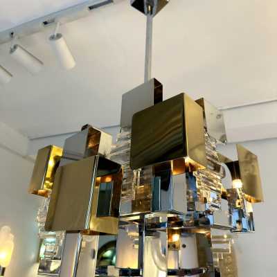 Space Age-style pendant chandelier, Mid-Century Modern design, designed by Italian designer Gaetano Sciolari for one of his editors, Stilkronen. Chrome-plated metal, brass, and glass. Famous designs: Reggiani, Stilux, and Esperia.