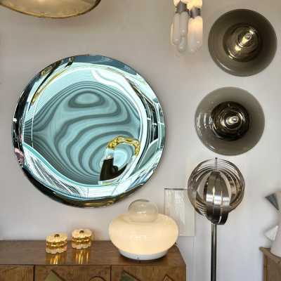 Mid-Century Modern Space Age table or bedside lamp model Elettra by Italian designer Giuliana Gramigna for the Artemide publishing house in white Murano glass, white lacquered metal base, Italian design such as Veronese, Cenedese, Carlo Aldo Nason for Mazzega, La Murrina, Maison Charles, Jansen, Venini, Vistosi, Seguso, Barovier Toso.