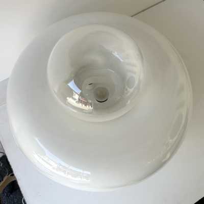 Mid-Century Modern Space Age table or bedside lamp model Elettra by Italian designer Giuliana Gramigna for the Artemide publishing house in white Murano glass, white lacquered metal base, Italian design such as Veronese, Cenedese, Carlo Aldo Nason for Mazzega, La Murrina, Maison Charles, Jansen, Venini, Vistosi, Seguso, Barovier Toso.