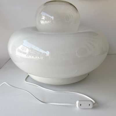 Mid-Century Modern Space Age table or bedside lamp model Elettra by Italian designer Giuliana Gramigna for the Artemide publishing house in white Murano glass, white lacquered metal base, Italian design such as Veronese, Cenedese, Carlo Aldo Nason for Mazzega, La Murrina, Maison Charles, Jansen, Venini, Vistosi, Seguso, Barovier Toso.