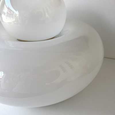 Mid-Century Modern Space Age table or bedside lamp model Elettra by Italian designer Giuliana Gramigna for the Artemide publishing house in white Murano glass, white lacquered metal base, Italian design such as Veronese, Cenedese, Carlo Aldo Nason for Mazzega, La Murrina, Maison Charles, Jansen, Venini, Vistosi, Seguso, Barovier Toso.