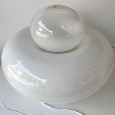 Mid-Century Modern Space Age table or bedside lamp model Elettra by Italian designer Giuliana Gramigna for the Artemide publishing house in white Murano glass, white lacquered metal base, Italian design such as Veronese, Cenedese, Carlo Aldo Nason for Mazzega, La Murrina, Maison Charles, Jansen, Venini, Vistosi, Seguso, Barovier Toso.