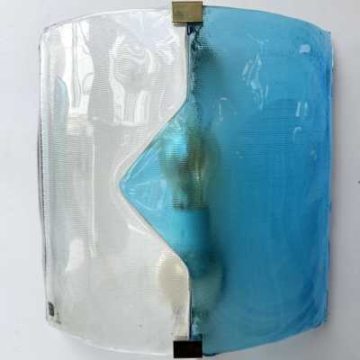 Pair of Space Age style wall lights, Mid-Century Modern style, in blue Murano glass and brass details, by the Italian manufacturer ITRE. Original Murano glass warranty label. Renowned Italian collections: Venini, Vistosi, La Murrina, Aldo Nason, Stilnovo, Joe Colombo, Arteluce, Arredoluce, Lumi, Luci, Rggiani, Sciolari, Werner Pantone, Luigi Colani, Raak, Angelo Lelii, Angelo Brotto, Esperia, Francesco Bocola, Superstudio, Enrico Tronconi, Mario Bellini, Harvey Guzzini, Lu