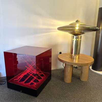 Lampadaire cubique, design moderne du milieu du siècle, œuvre cinétique « Cubo di Teo », conçu par James Riviere dans les années 1970 et produit par le Centro Ricerche di Arte Industria Lissone, en Italie, dans les années 1990. Éléments en plexiglas acrylique coloré, base avec éclairage interne. Designs célèbres : Mazzega, Venini, Vistosi, Veronese, La Murrina, Aldo Carlo Nason, Stilnovo, Joe Colombo, Arteluce, Arredoluce, Lumi, Luci, Rggiani, Sciolari, Werner Pantone, Luigi Colani, Raak, Ang