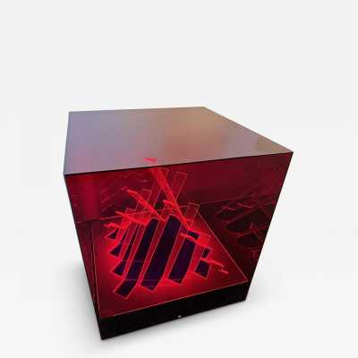 Lampadaire cubique, design moderne du milieu du siècle, œuvre cinétique « Cubo di Teo », conçu par James Riviere dans les années 1970 et produit par le Centro Ricerche di Arte Industria Lissone, en Italie, dans les années 1990. Éléments en plexiglas acrylique coloré, base avec éclairage interne. Designs célèbres : Mazzega, Venini, Vistosi, Veronese, La Murrina, Aldo Carlo Nason, Stilnovo, Joe Colombo, Arteluce, Arredoluce, Lumi, Luci, Rggiani, Sciolari, Werner Pantone, Luigi Colani, Raak, Ang