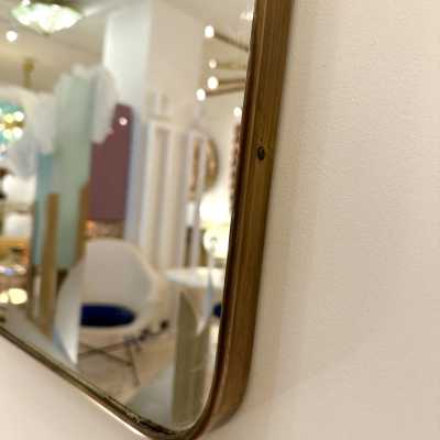 Miroir rectangulaire avec cadre en laiton, style Mid-Century Modern. Belle patine. Gio Ponti a intégré ce style de miroir dans ses intérieurs des années 1950 et 1960.