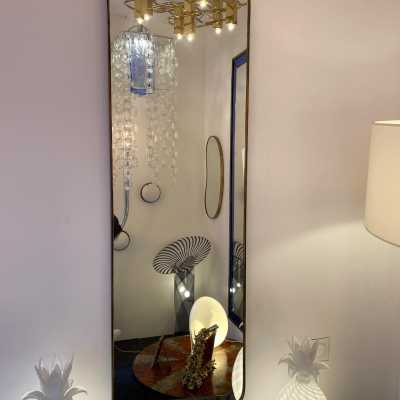 Miroir rectangulaire avec cadre en laiton, style Mid-Century Modern. Belle patine. Gio Ponti a intégré ce style de miroir dans ses intérieurs des années 1950 et 1960.