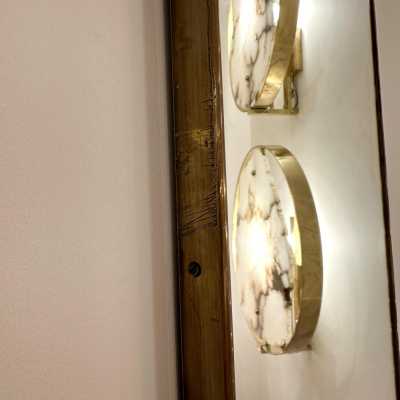 Miroir rectangulaire avec cadre en laiton, style Mid-Century Modern. Belle patine. Gio Ponti a intégré ce style de miroir dans ses intérieurs des années 1950 et 1960.