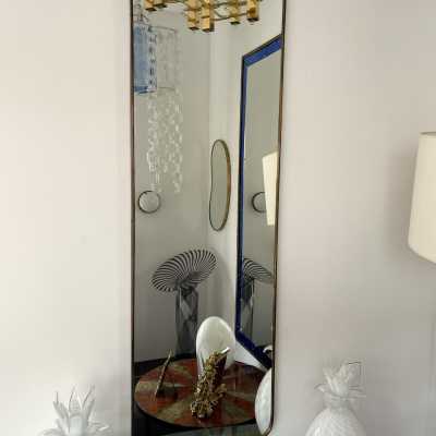 Miroir rectangulaire avec cadre en laiton, style Mid-Century Modern. Belle patine. Gio Ponti a intégré ce style de miroir dans ses intérieurs des années 1950 et 1960.