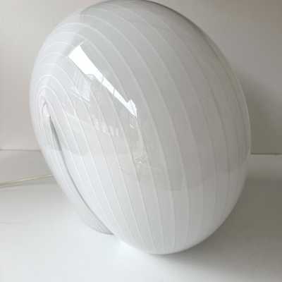 Murano glass shell table or bedside lamp with white stripes and brass details. Italian design by Veronese, Cenedese, Carlo Aldo Nason for Mazzega, La Murrina, Maison Charles, Jansen, Venini, Vistosi, Seguso, and Barovier Toso.
