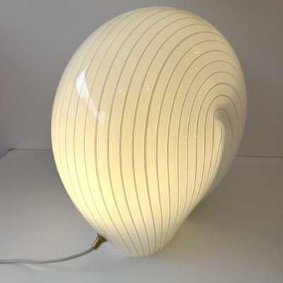Murano glass shell table or bedside lamp with white stripes and brass details. Italian design by Veronese, Cenedese, Carlo Aldo Nason for Mazzega, La Murrina, Maison Charles, Jansen, Venini, Vistosi, Seguso, and Barovier Toso.