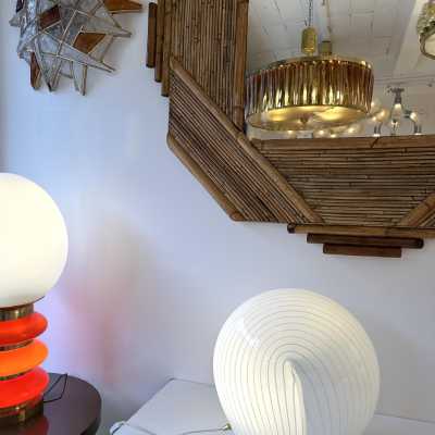 Murano glass shell table or bedside lamp with white stripes and brass details. Italian design by Veronese, Cenedese, Carlo Aldo Nason for Mazzega, La Murrina, Maison Charles, Jansen, Venini, Vistosi, Seguso, and Barovier Toso.