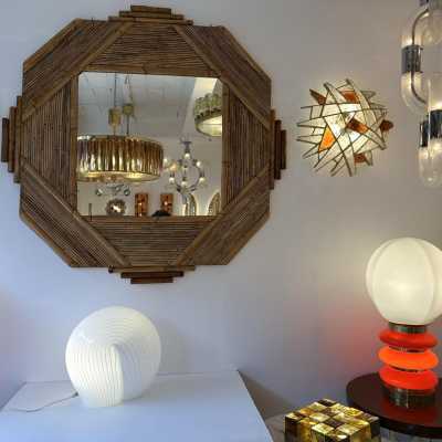 Murano glass shell table or bedside lamp with white stripes and brass details. Italian design by Veronese, Cenedese, Carlo Aldo Nason for Mazzega, La Murrina, Maison Charles, Jansen, Venini, Vistosi, Seguso, and Barovier Toso.