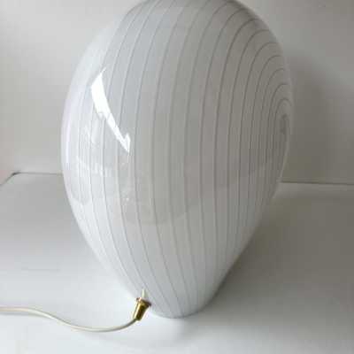 Murano glass shell table or bedside lamp with white stripes and brass details. Italian design by Veronese, Cenedese, Carlo Aldo Nason for Mazzega, La Murrina, Maison Charles, Jansen, Venini, Vistosi, Seguso, and Barovier Toso.