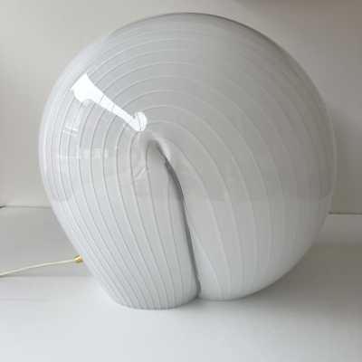 Murano glass shell table or bedside lamp with white stripes and brass details. Italian design by Veronese, Cenedese, Carlo Aldo Nason for Mazzega, La Murrina, Maison Charles, Jansen, Venini, Vistosi, Seguso, and Barovier Toso.