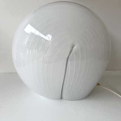 Murano glass shell table or bedside lamp with white stripes and brass details. Italian design by Veronese, Cenedese, Carlo Aldo Nason for Mazzega, La Murrina, Maison Charles, Jansen, Venini, Vistosi, Seguso, and Barovier Toso.