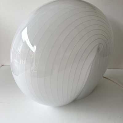 Murano glass shell table or bedside lamp with white stripes and brass details. Italian design by Veronese, Cenedese, Carlo Aldo Nason for Mazzega, La Murrina, Maison Charles, Jansen, Venini, Vistosi, Seguso, and Barovier Toso.