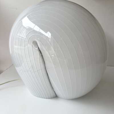 Murano glass shell table or bedside lamp with white stripes and brass details. Italian design by Veronese, Cenedese, Carlo Aldo Nason for Mazzega, La Murrina, Maison Charles, Jansen, Venini, Vistosi, Seguso, and Barovier Toso.