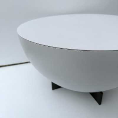 pair of low bedside tables or pedestal tables in white lacquered metal by Dutch designer Neil David. In the Memphis Group atmosphere, Michele De Lucchi, Matteo Thun, Marco Zanini, Aldo Cibic, Andrea Branzi, Shiro Kuramata, Michael Graves, Peter Shire, Javier Mariscal, Barbara Radice, Martine Bedin, George J. Sowden, Masanori Umeda and Nathalie du Pasquier. Famous manufacture like Joe Colombo, Arteluce, Arredoluce, Lumi, Luci, Rggiani, Werner Pantone, Luigi Colani, RAAK, Francesco Bocola, Superstudio, Enr